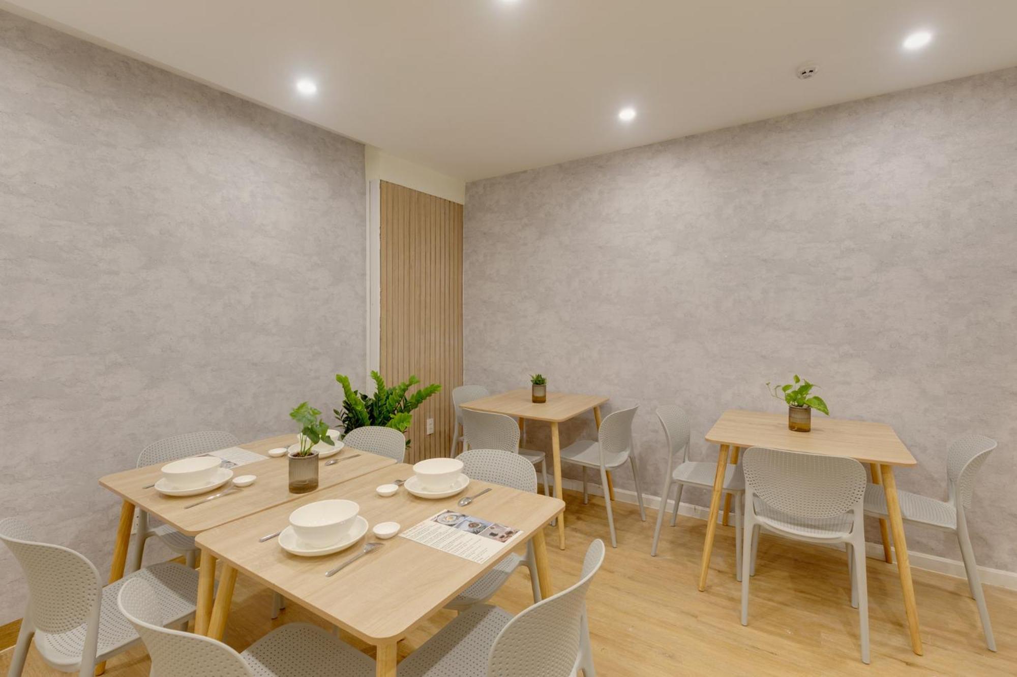 Hostel Saigon Authentic Alley - Walking Neighborhood & Tour, Cooking Class, Free Fresh Breakfast, Gym & Rooftop Billiard Ho Chi Minh City