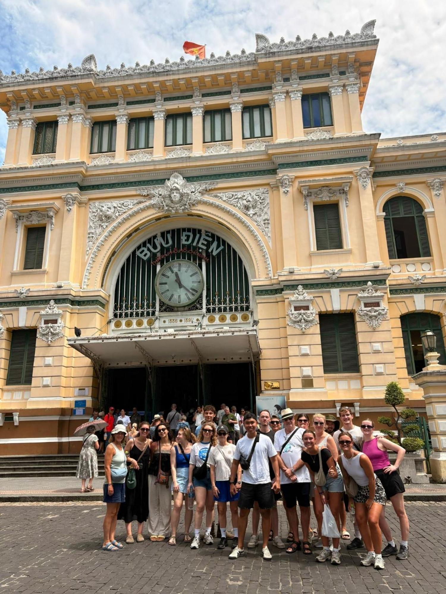 Nhà trọ Saigon Authentic Alley - Walking Neighborhood & Tour, Cooking Class, Free Fresh Breakfast, Gym & Rooftop Billiard *
