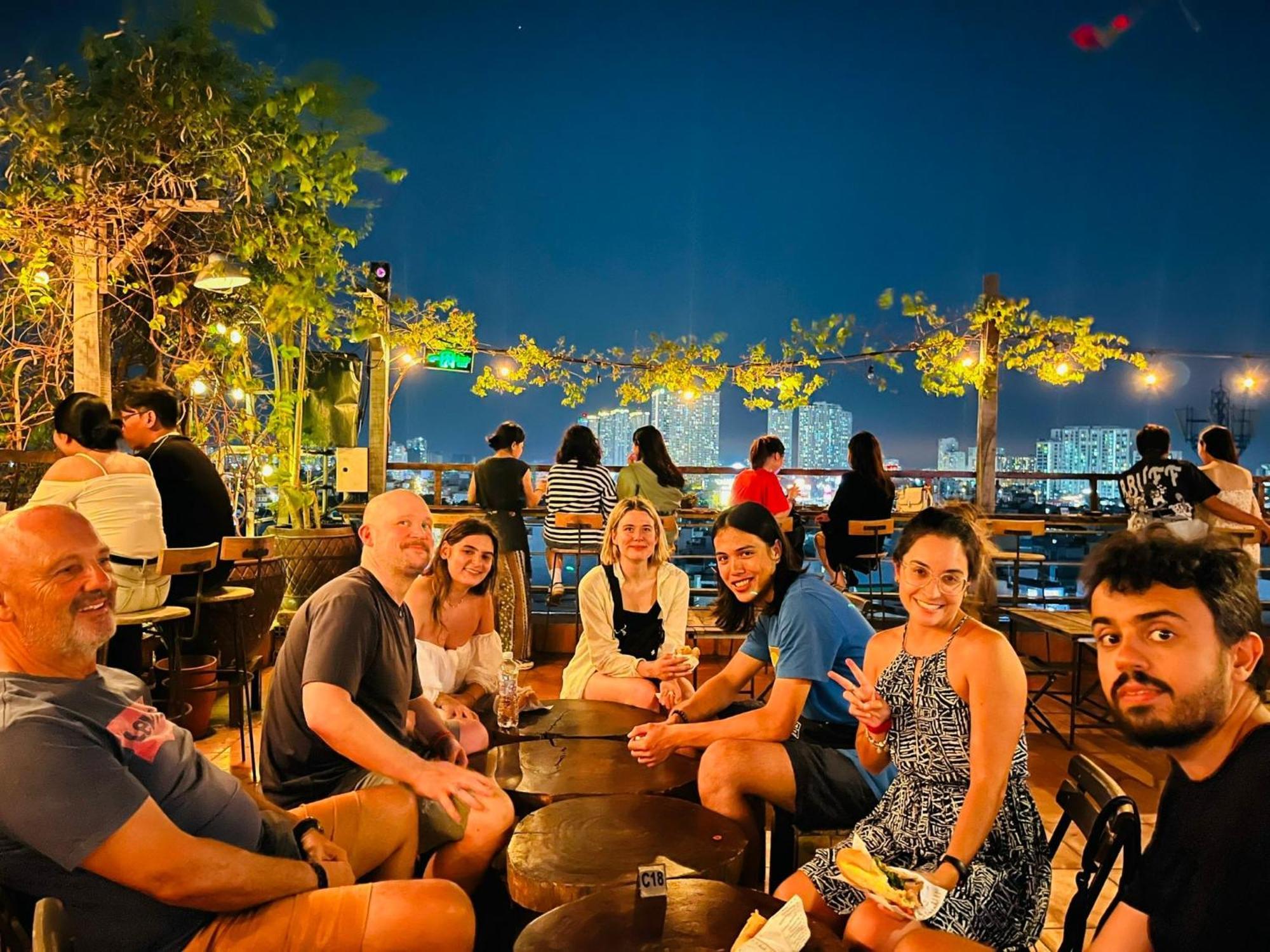 Nhà trọ Saigon Authentic Alley - Walking Neighborhood & Tour, Cooking Class, Free Fresh Breakfast, Gym & Rooftop Billiard TP. Hồ Chí Minh