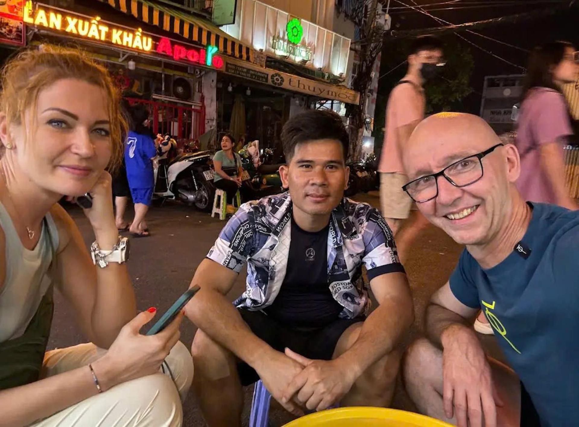 Saigon Authentic Alley - Walking Neighborhood & Tour, Cooking Class, Free Fresh Breakfast, Gym & Rooftop Billiard * TP. Hồ Chí Minh
