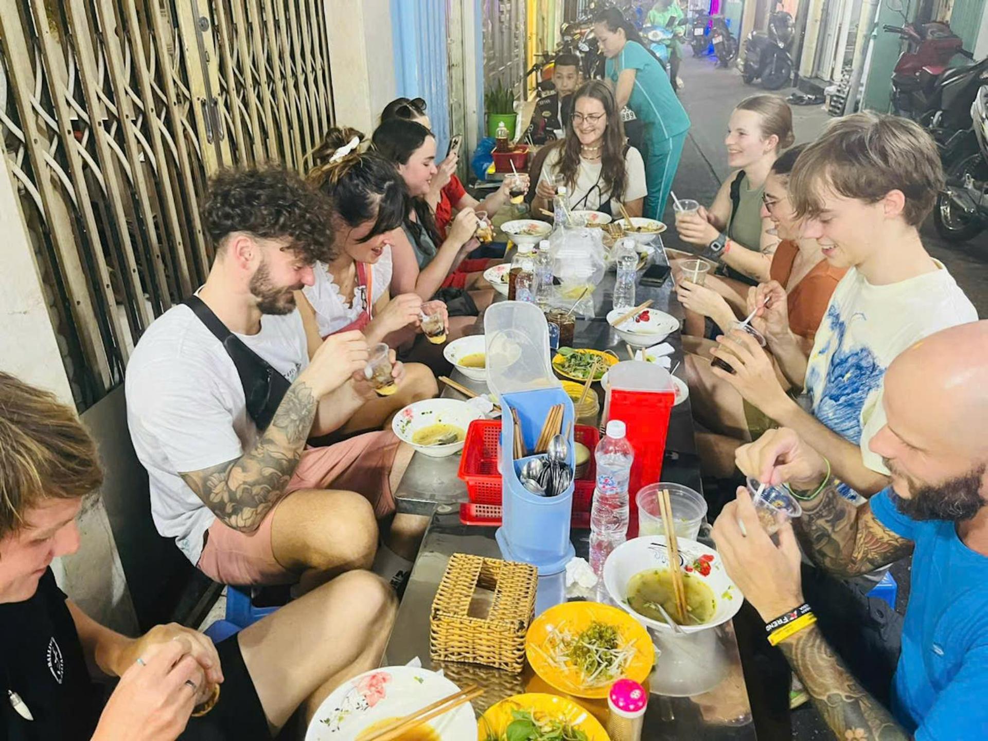 Nhà trọ Saigon Authentic Alley - Walking Neighborhood & Tour, Cooking Class, Free Fresh Breakfast, Gym & Rooftop Billiard